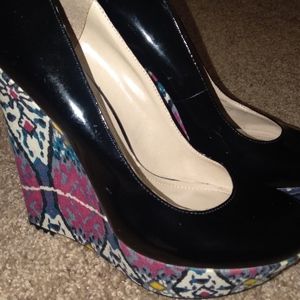 Steve Madden Wedge shoes Size 8 Black with colored heel